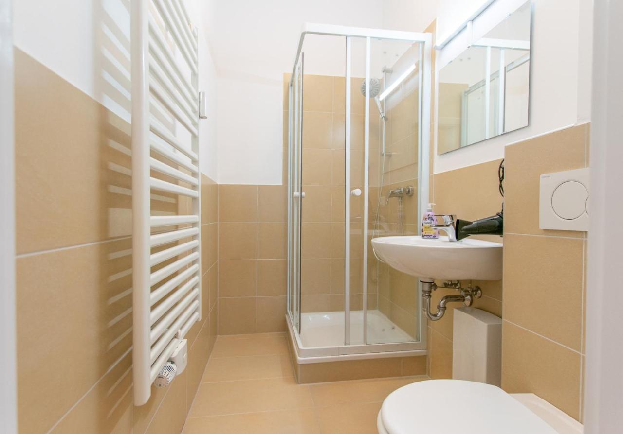 Raj Living - 1 Or 4 Room Apartments - 15 Min To Messe Dus - 10 Min Old Town Dus Düsseldorf Exterior foto