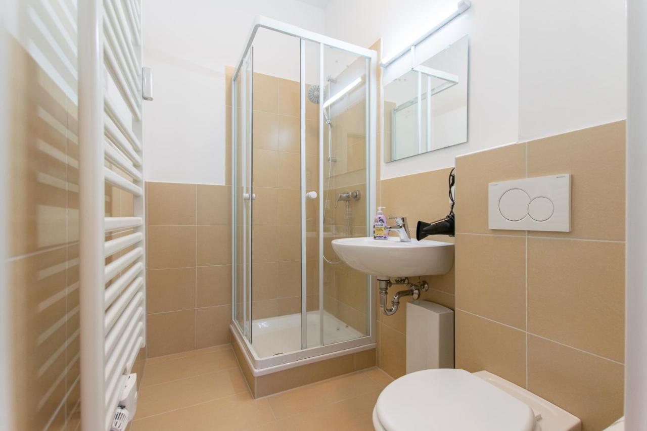 Raj Living - 1 Or 4 Room Apartments - 15 Min To Messe Dus - 10 Min Old Town Dus Düsseldorf Exterior foto